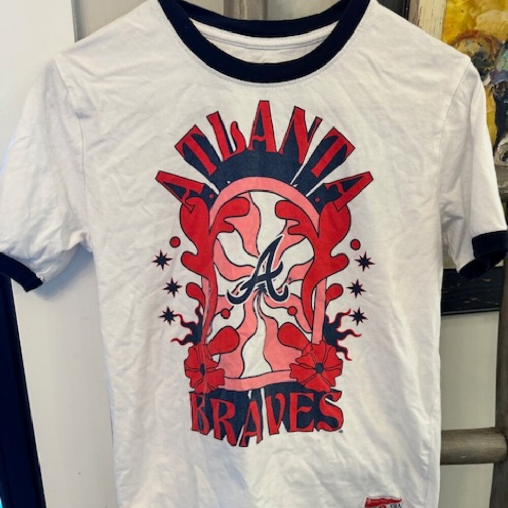 Atlanta Braves New Era Graphic T-Shirt – Women’s Small